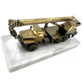 Сувенир из бронзы и мрамора "Автокран"